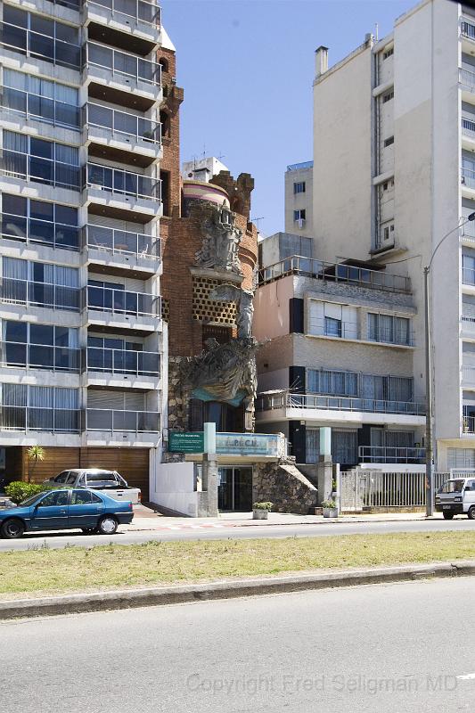 20071206_105329  D2X 2800x4200.jpg - Residential neighbourhoods along (across) from the beach, Montevideo, Uraguay